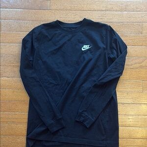 Boys Nike black long sleeve tahirt. Size XL. Worn once. EUC